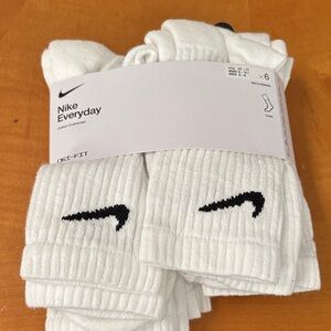 Nike Everyday Dri-FIT White Crew Socks